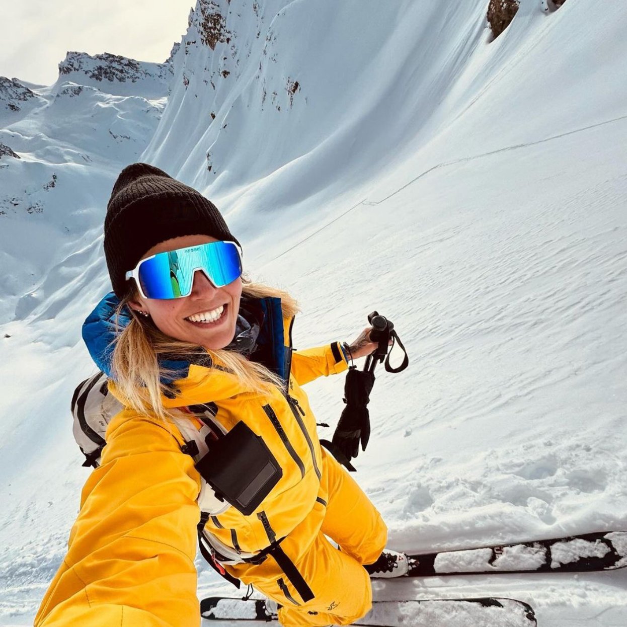 Ski touring with a view – POP EYES athlete Jasmin in a wintry setting with sunglasses EDDY.