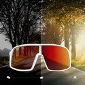 FRED Sport Sonnenbrille mit sichtbarem photochromatischen Effekt – passt sich automatisch dem Licht an.