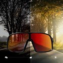 FRED Sport Sonnenbrille Black mit sichtbarem photochromatischen Effekt – passt sich automatisch dem Licht an.