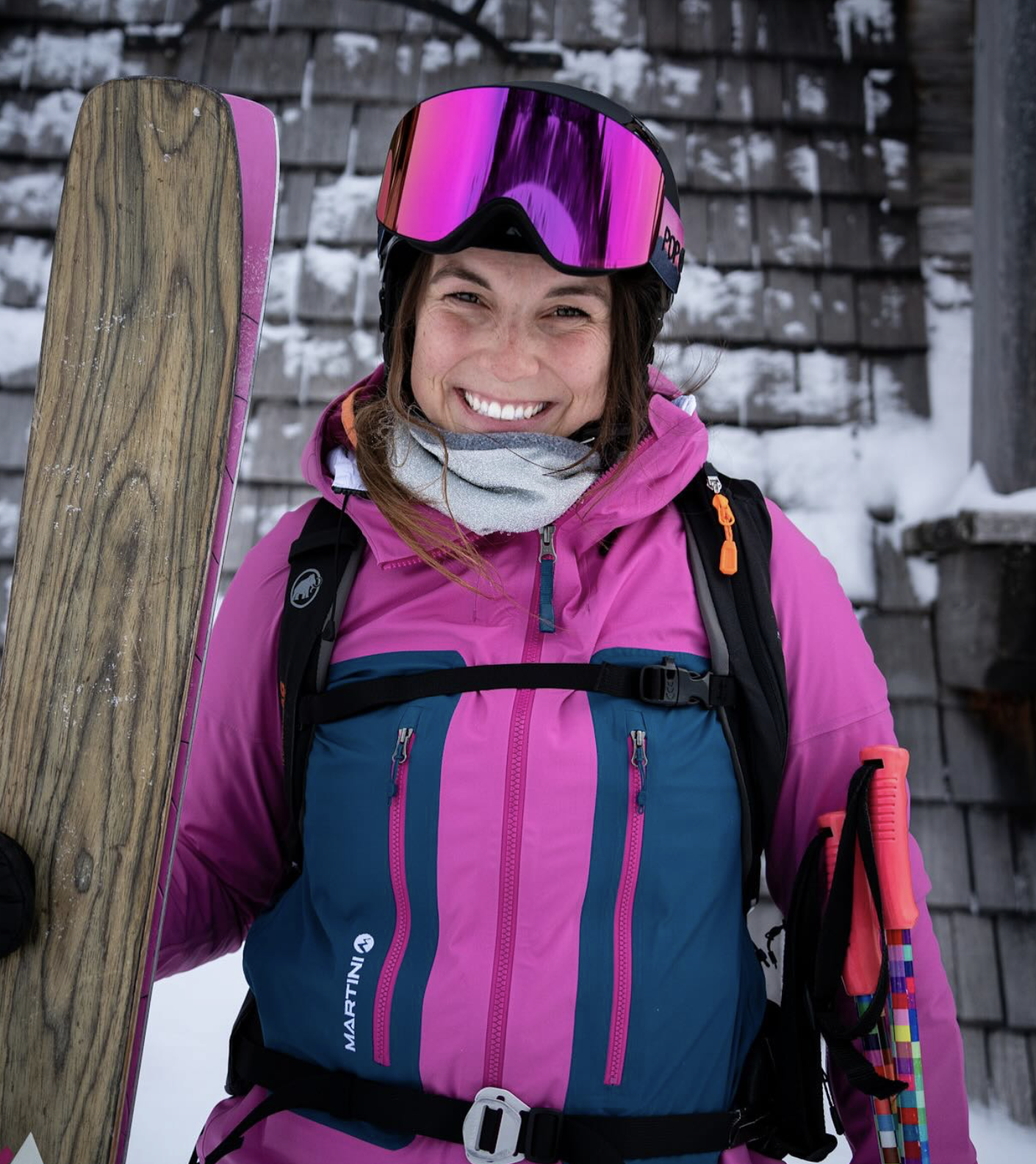 POP EYES Athletin Ricci – mit Ski und Skibrille LARRY Photochromic vor uriger Berghütte.