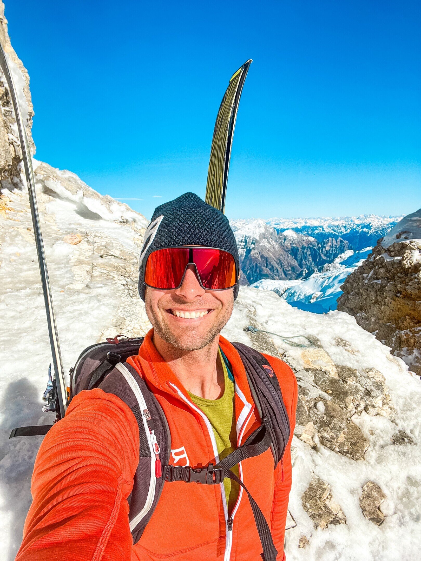POP EYES Athlet Manuel mit Sonnenbrille FRED im verschneiten Gebirge auf Skitour
