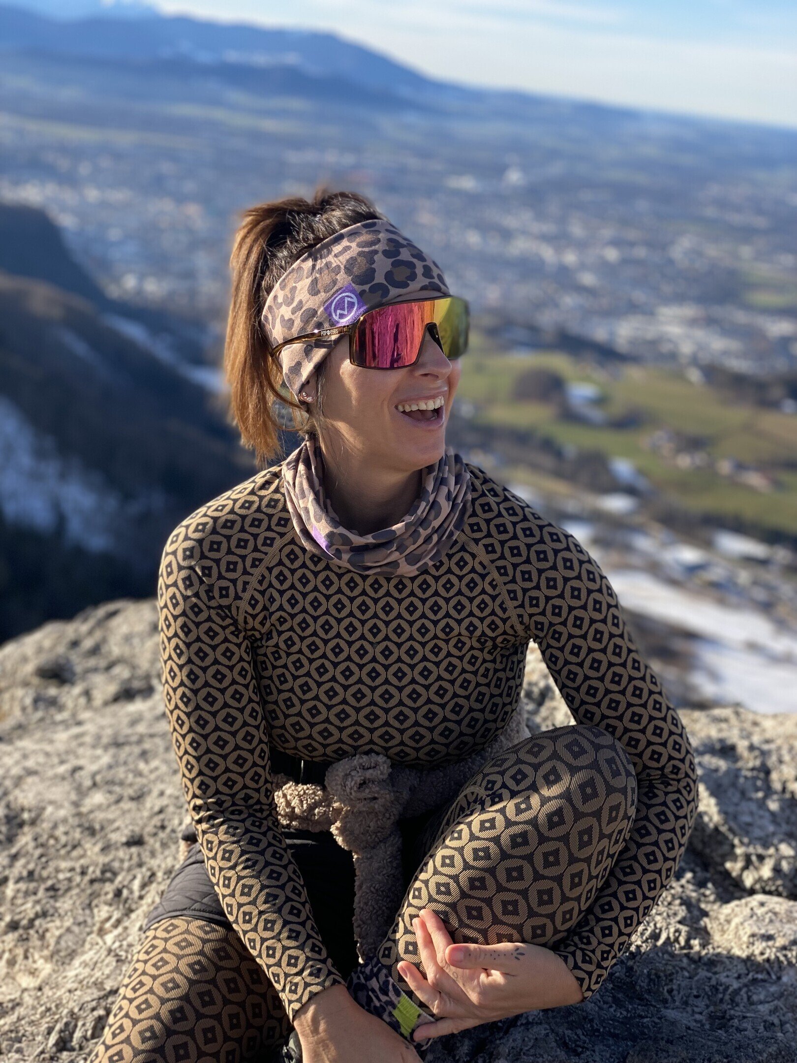 Anna, POP EYES Athletin – Close-up mit Sportsonnenbrille am Berg.
