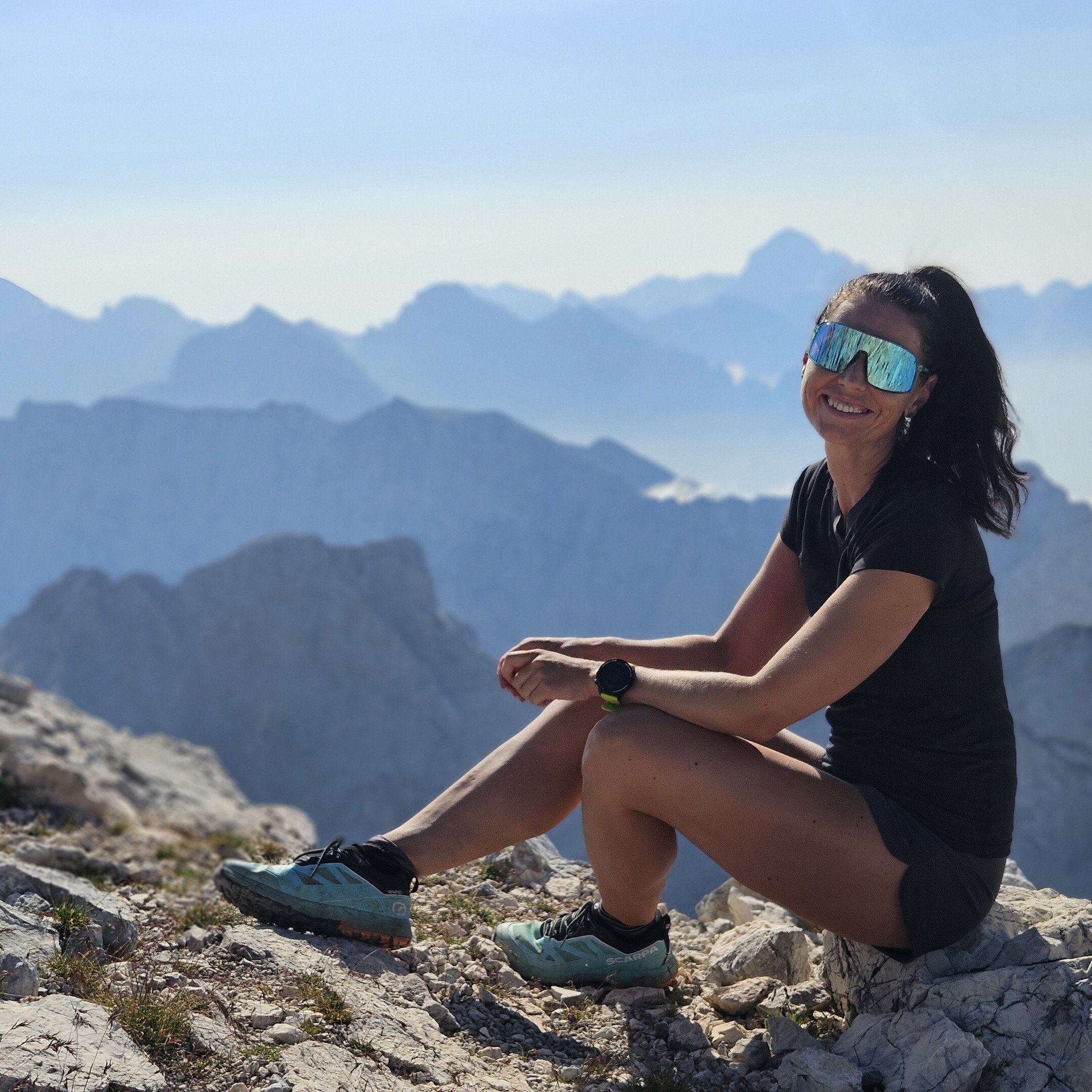 POP EYES Athletin Doris genießt die Sonne beim Wandern – mit Sonnenbrille FRED.