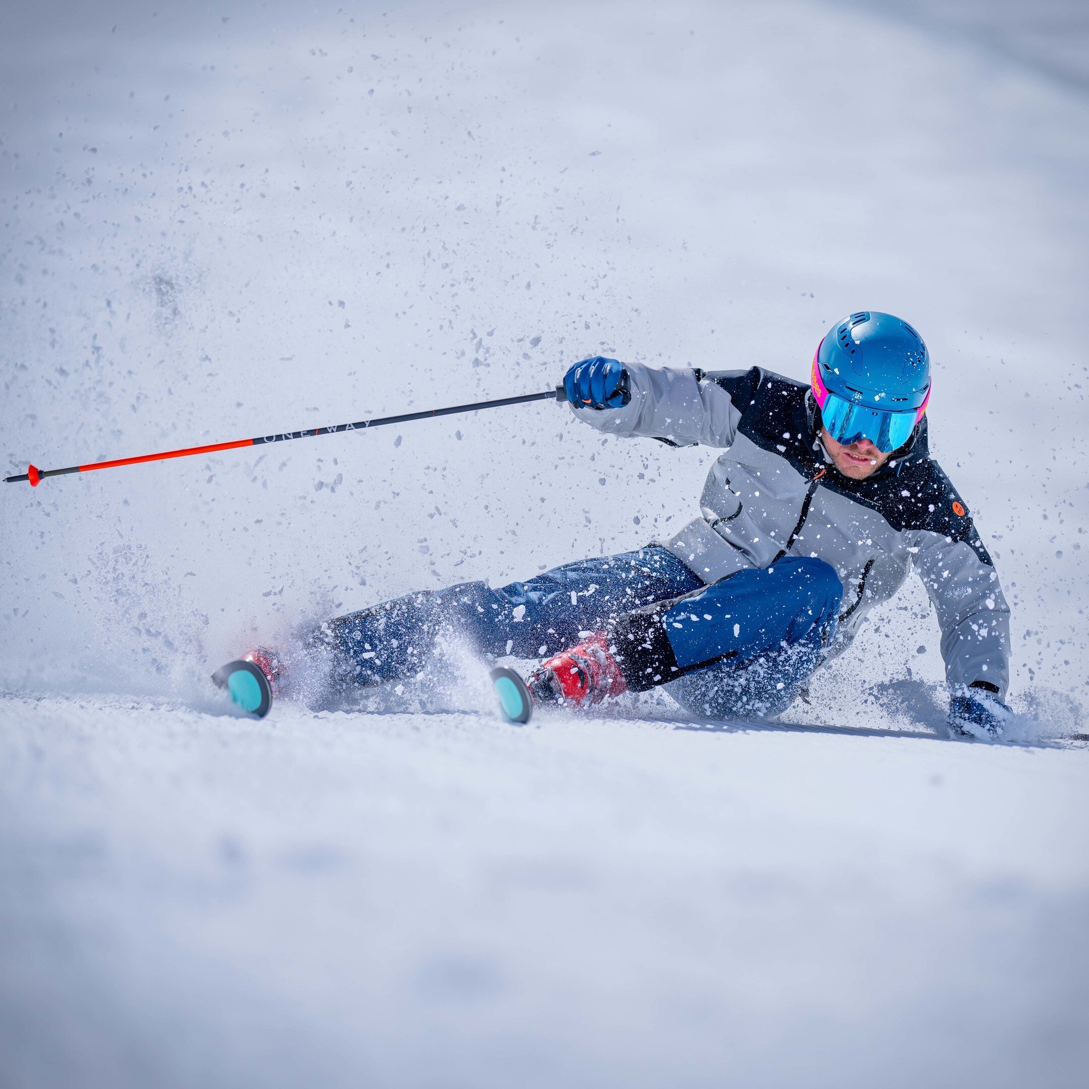 “Ass to the grass” – POP EYES athlete Simon with JAMIE goggles in full carving position.
