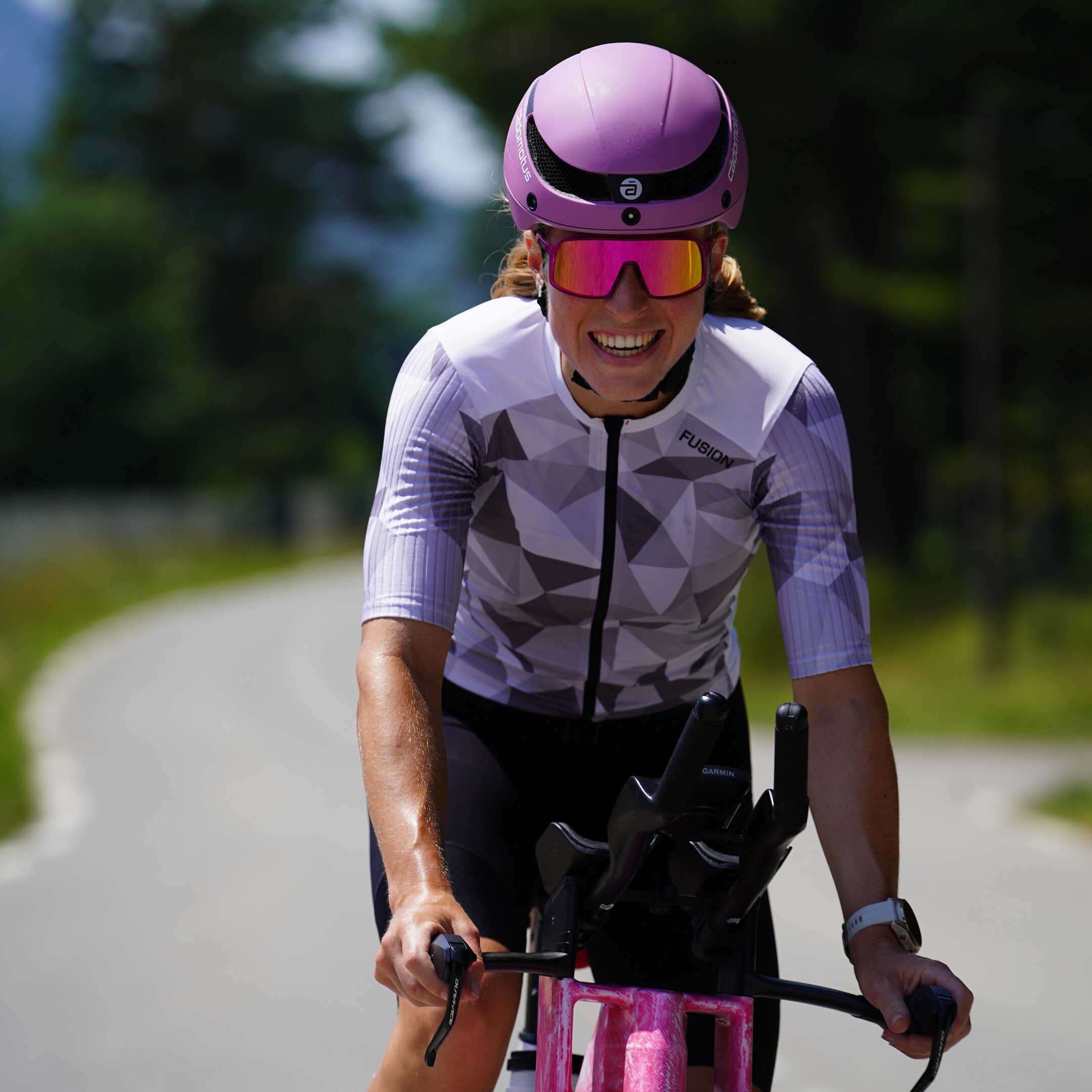 Nahaufnahme von Kyra Meulenberg – auf dem Rennrad mit POP EYES Sportsonnenbrille.