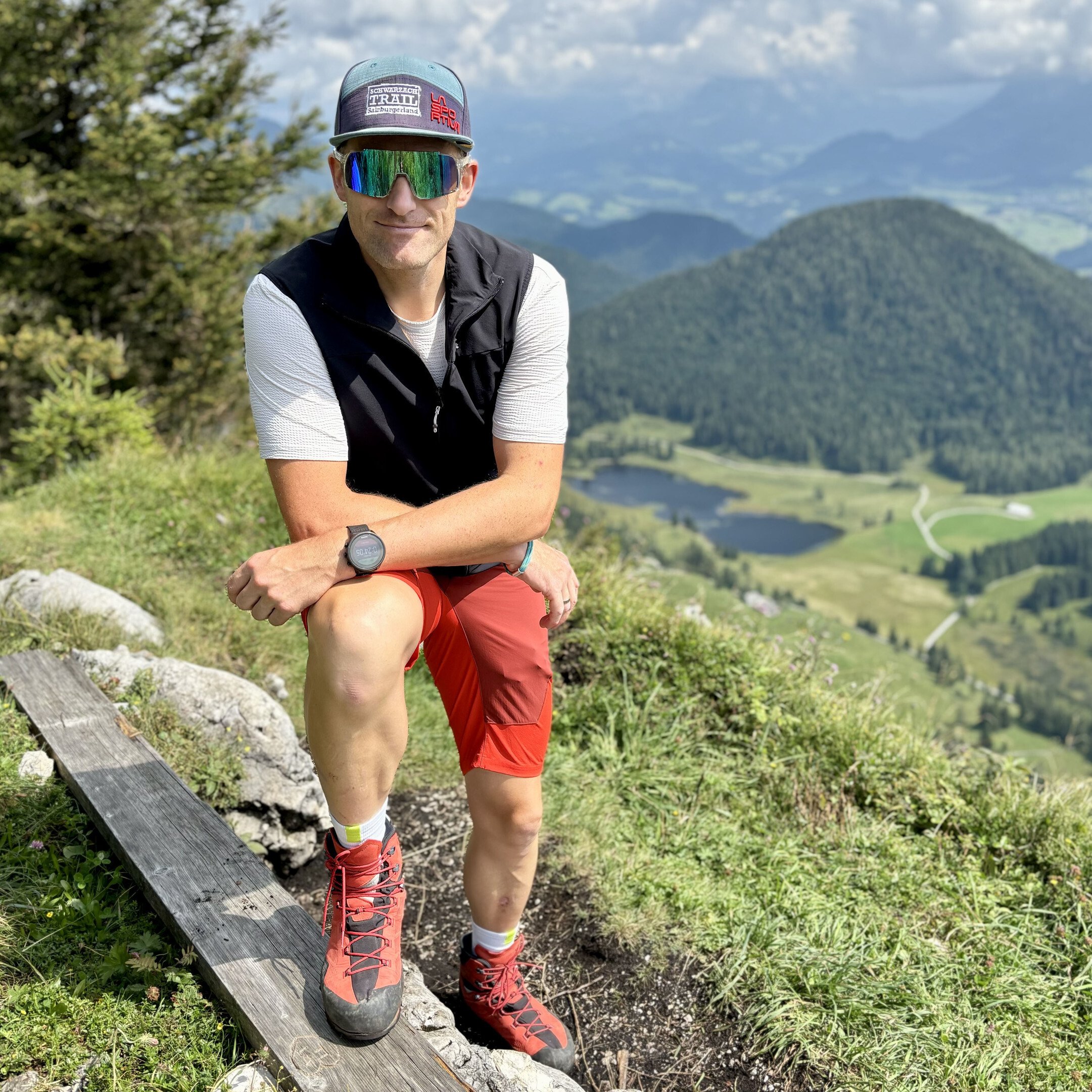 POP EYES Athlet Thomas beim Wandern mit der EDDY Brille – top Performance in der Natur.
