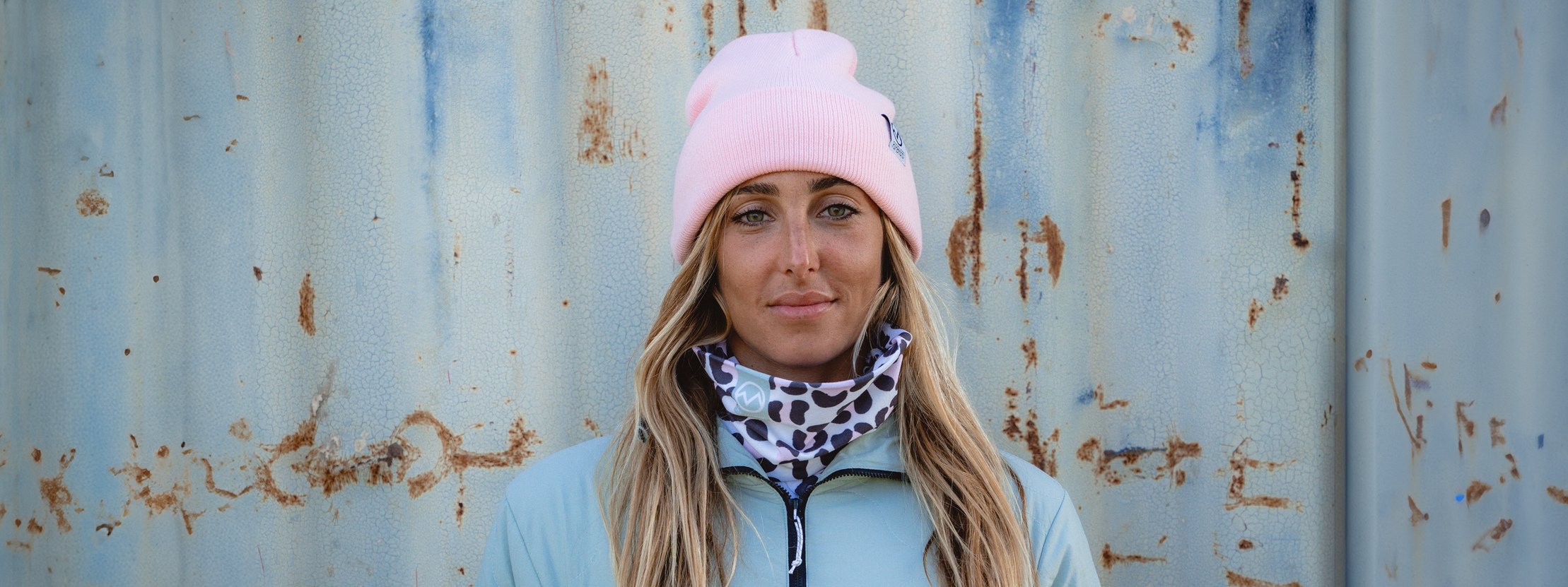 POPHEAD Neckwarmer JULIE Leo White Pink – Dame trägt weißen-pink Leo-Neckwarmer, weich und warm für Outdoor