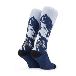 POPTOES Skisocken JOHN Mountains Calling Black – Skisocken mit All-Over Berg-Design und weicher Baumwolle für warme Füße
