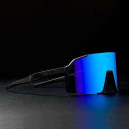 Seitliche Ansicht der EDDY Black Ocean Blue – leichte Sport Sonnenbrille mit Wechselgläsern für aktive Einsätze.