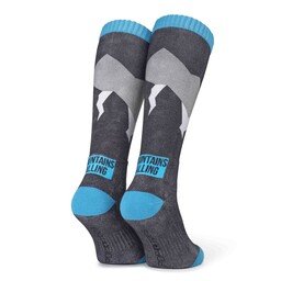 POPTOES ski socks JOHN Mountains Calling Blue – warm mountain print ski socks in blue, rear view
