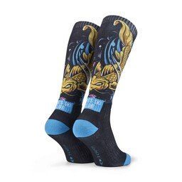 POPTOES Skisocken JOHN Après Ski Club Koi – schwarze Skisocken mit Koi-Design und kuscheliger Baumwolle für warme Füße
