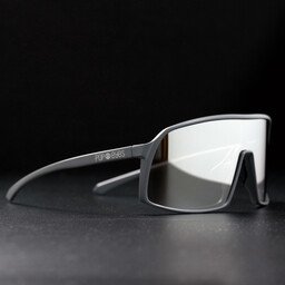 Seitliche Ansicht der FRED Shark Grey – Sport Sonnenbrille mit dynamischem Style und Performance.
