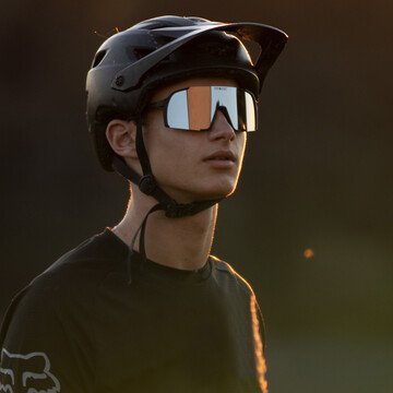 Mountain biker with EDDY Silver Star – sports sunglasses with secure fit and optimal ventilation.