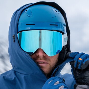 Close-up: Athlete wearing JAMIE ski goggles All Mint, mint lens and strap visible, perfect for low visibility ski goggles.