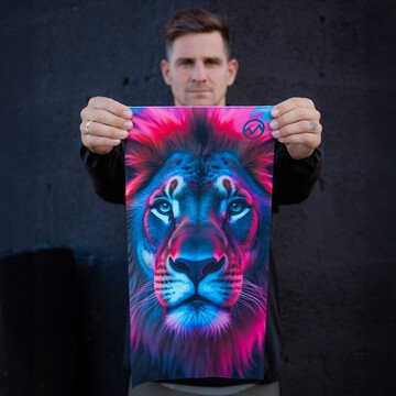 POPHEAD Mesh Neckwarmer JODY Wild Lion – Designansicht, Herr zeigt ultraleichten Mesh-Neckwarmer
