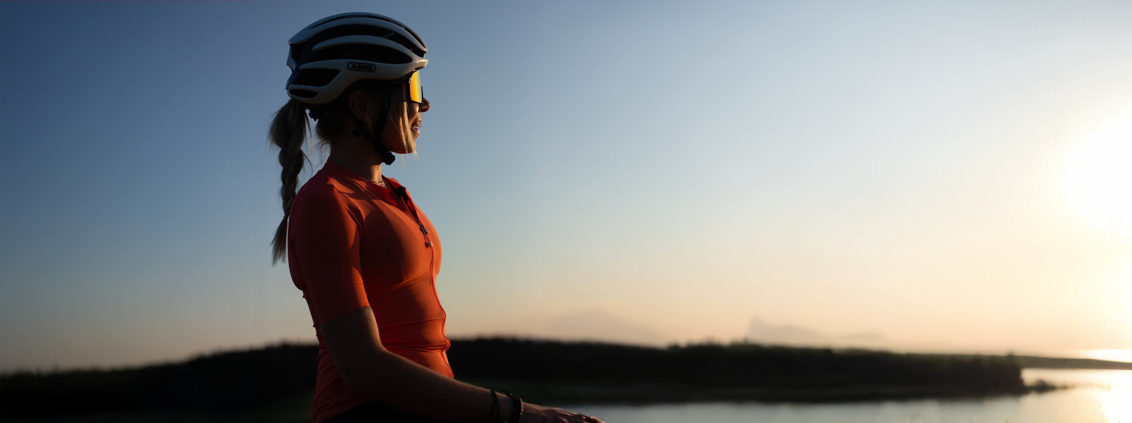athlete wearing sports sunglasses EDDY Sunset Red with self-tinting lens – ideal for sun, clouds, and variable lighting.