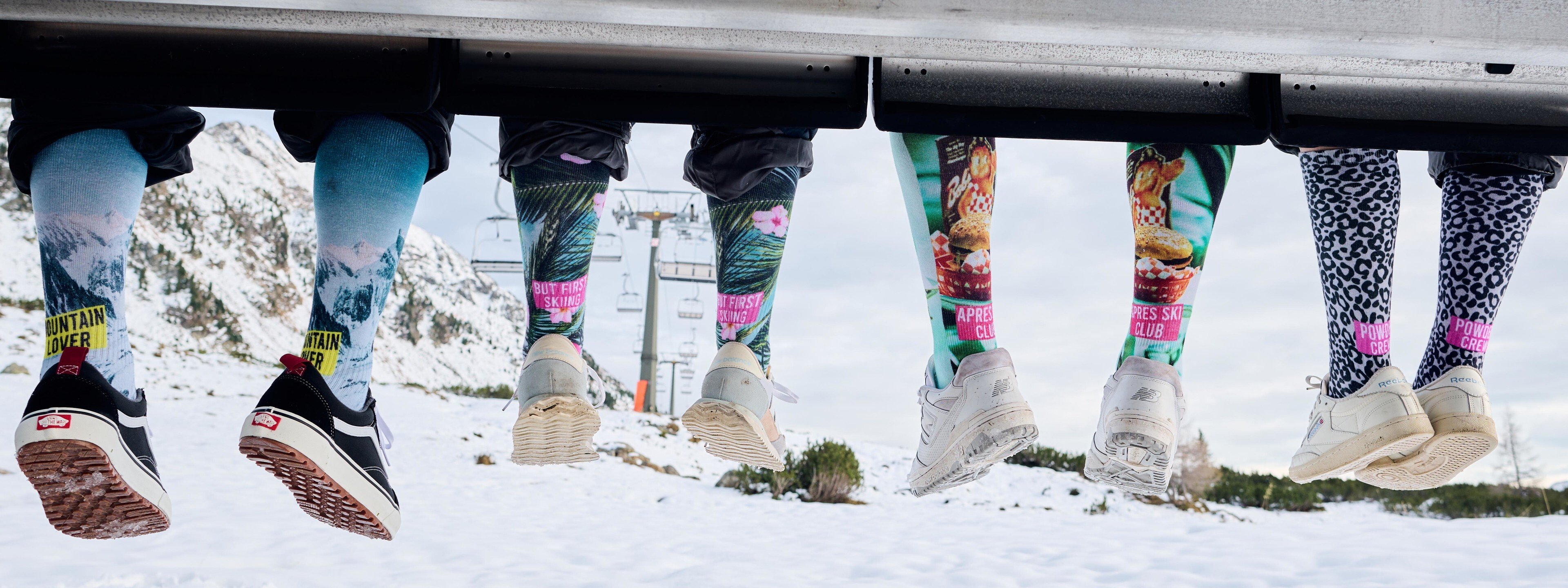 POPTOES Skisocken JOHN Mix – mehrere Skisocken-Designs am Sessellift von hinten getragen, warme Baumwoll-Skisocken mit All-Over Prints für die Piste
