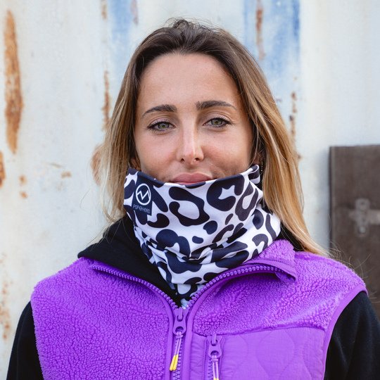 POPHEAD neckwarmer JULIE Leo Grey – woman wearing grey leopard neck warmer, warm & cozy for outdoor use
