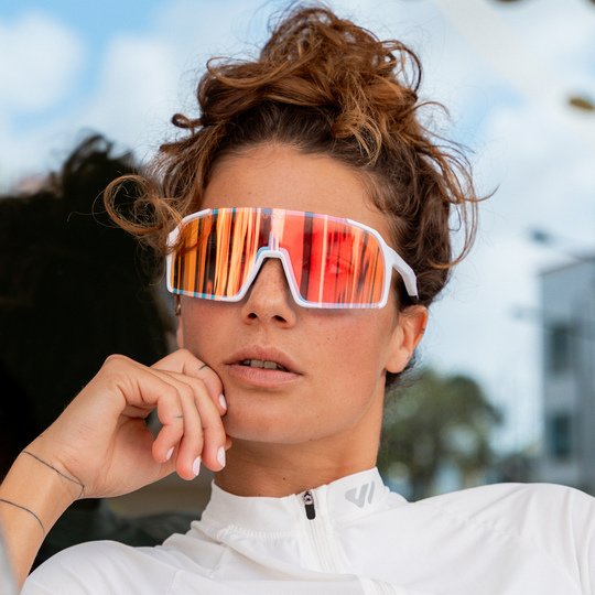 Female athlete with EDDY Photochromatic – close-up, clear vision in changing light.

