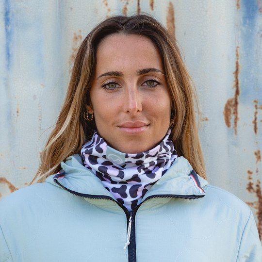 POPHEAD neckwarmer JULIE Leo White Pink – female athlete wearing white-pink leopard neck warmer, soft and warm for outdoor use
